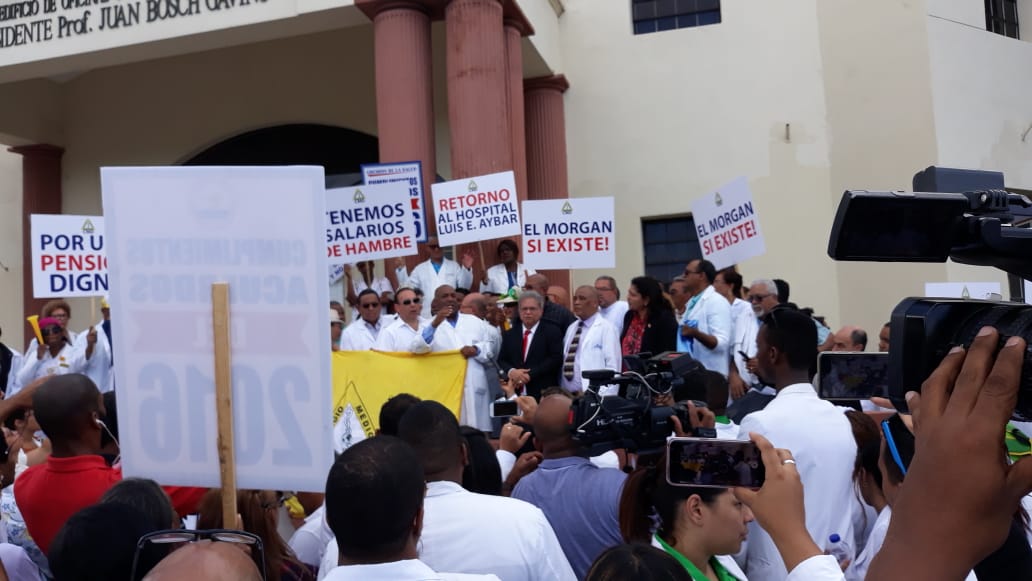 Videos | Disturbios protagonizan protesta del CMD frente a Palacio; presidente del gremio dice continuará la lucha
