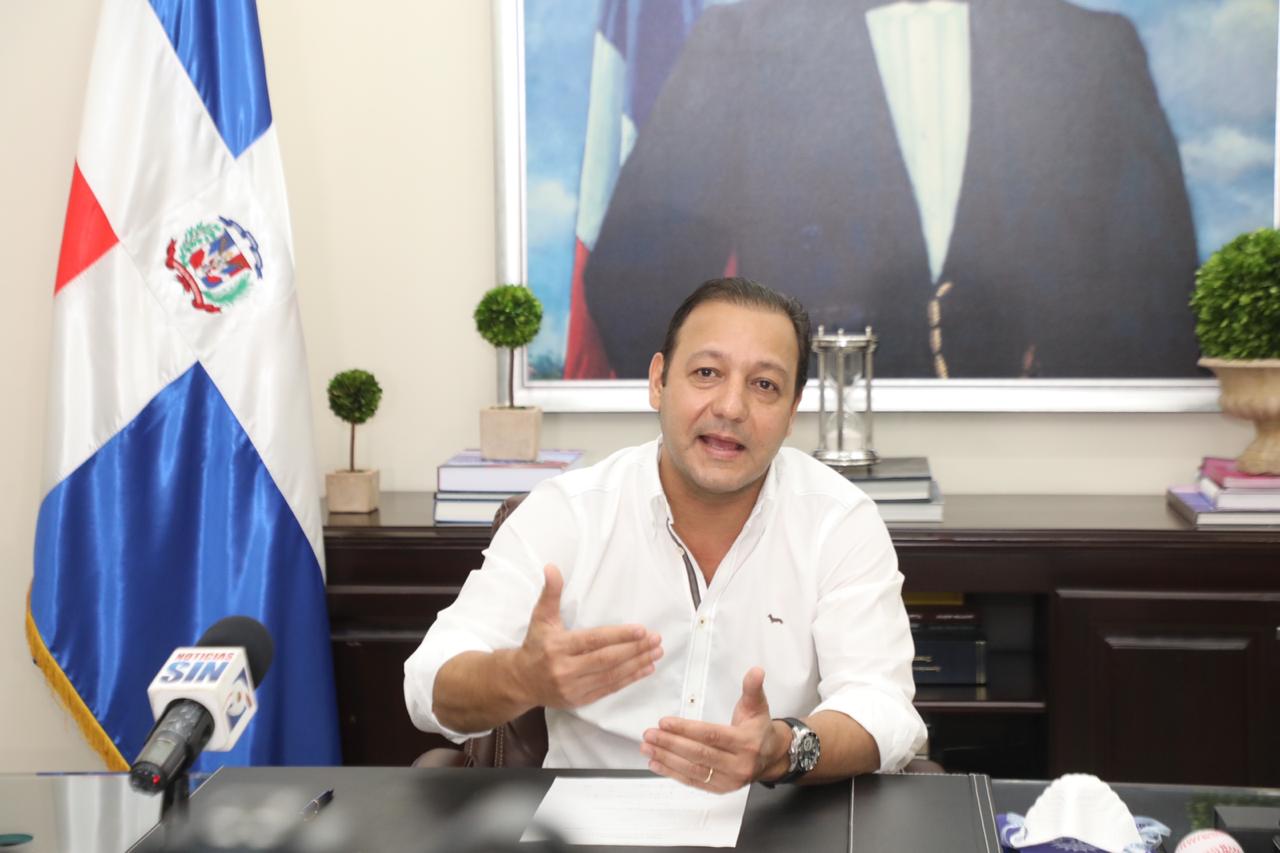 Alcalde Abel Martínez llama a no comprar en Hospedaje Yaque; dice vendedores no aplican protocolo de higiene