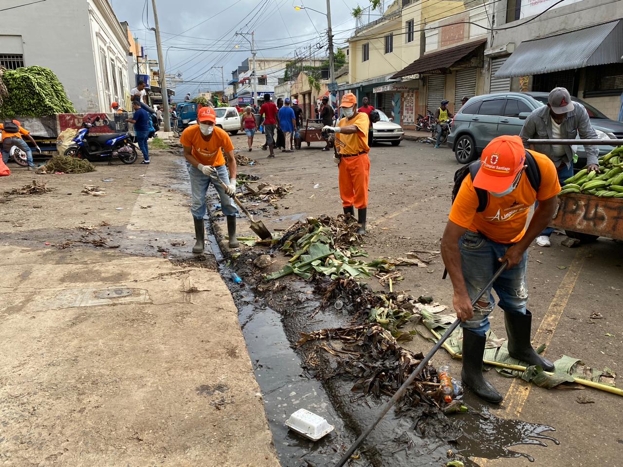 Alcaldía retira toneladas de escombros y basura en jornada de limpieza y desinfección del Hospedaje Yaque