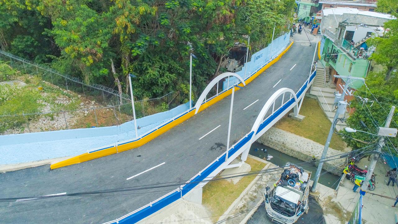 Collado inaugura puente vehicular en el Caliche, Los Ríos