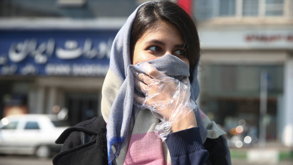 Excremento de burra y alcohol: Irán se enfrenta al coronavirus con estos polémicos remedios