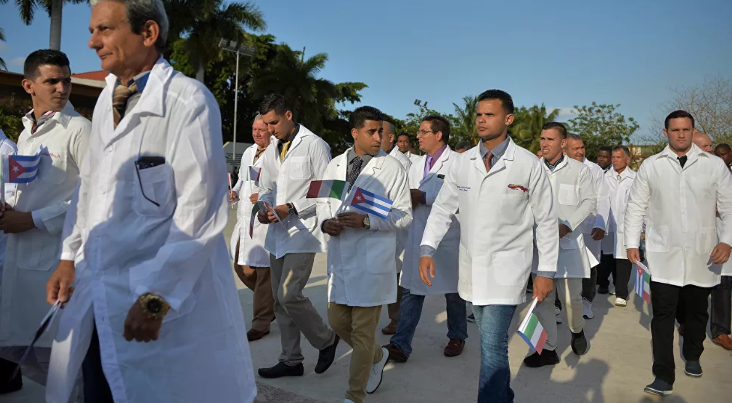Médicos cubanos llegan a Italia para ayudar en la lucha contra el COVID-19