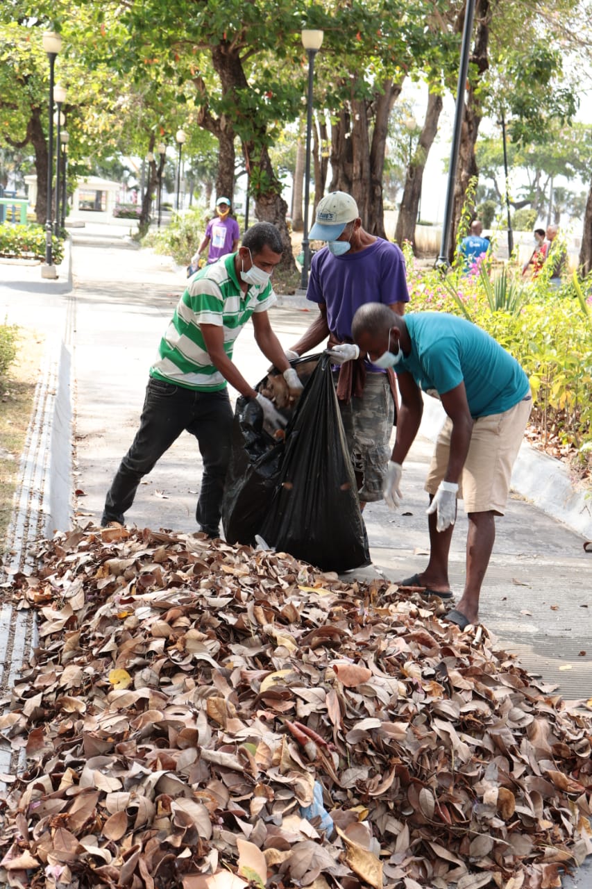 MP realiza operativo de limpieza y recogida de basura en parque Eugenio María de Hostos con 21 sancionados por violar toque de queda