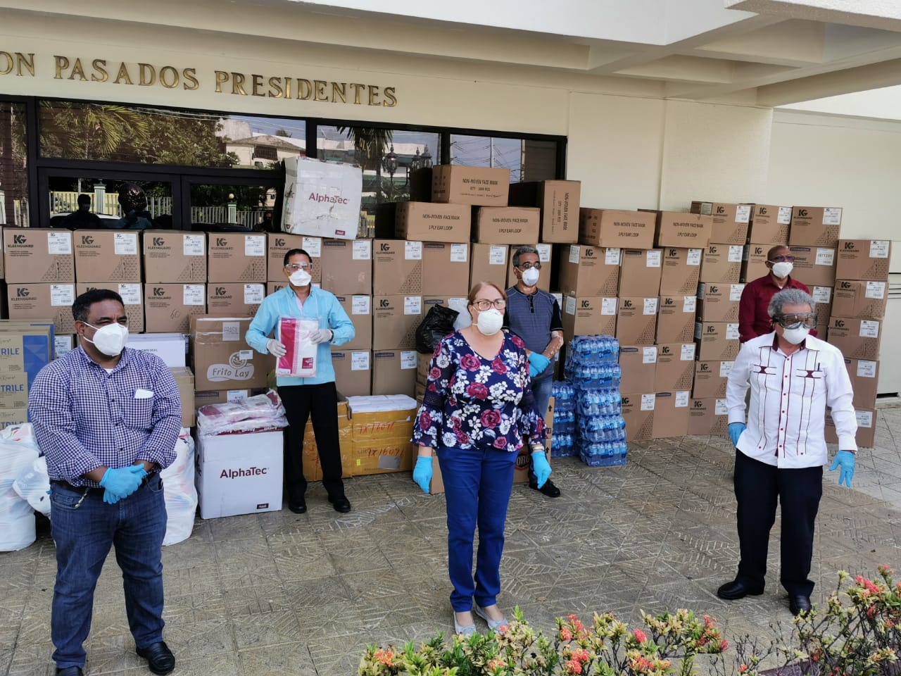 Colegio Médico Dominicano entrega materiales de bioseguridad para los médicos