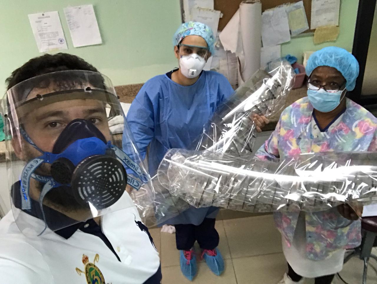 Video | Pareja de esposos fabrica mascarillas para proteger a médicos de Covid-19