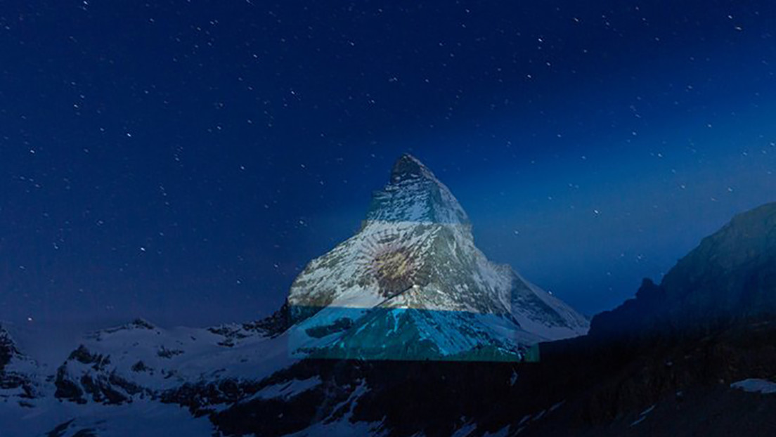 Fotos | Los Alpes suizos se iluminan con los colores de las banderas del mundo en señal de "esperanza y solidaridad" frente al coronavirus