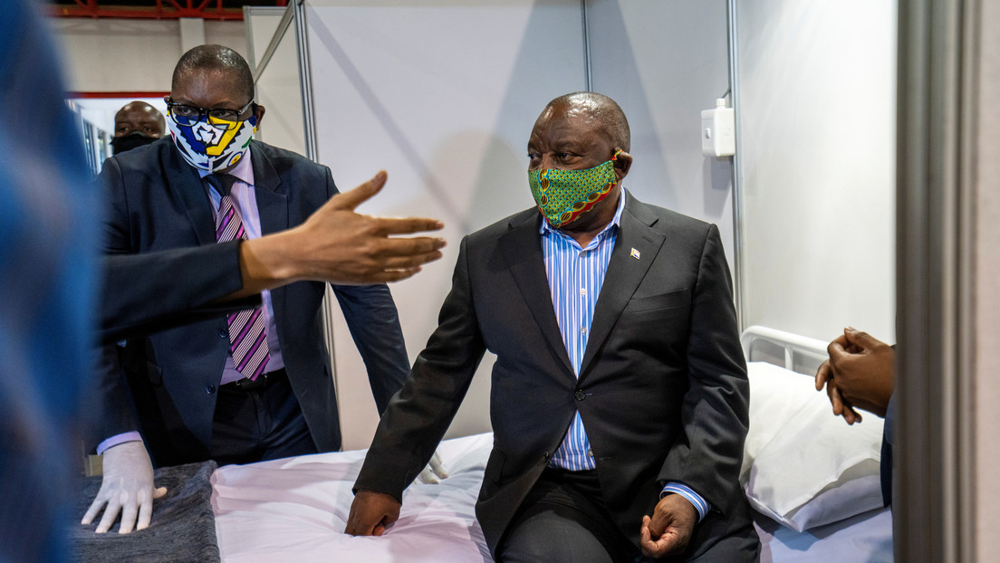 Video | El presidente de Sudáfrica tiene dificultades para ponerse una mascarilla y genera un desafío en la Red