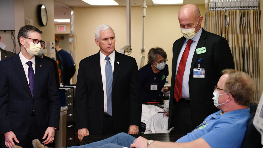 "Quiero mirarlos a los ojos al darles las gracias": Mike Pence rehúsa llevar mascarilla mientras visita una clínica y Twitter no lo perdona