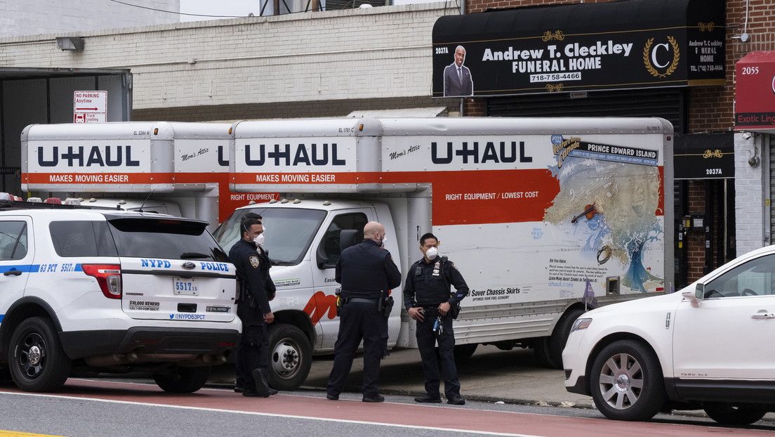 Hallan camiones con decenas de cadáveres en estado de descomposición cerca de una funeraria de Nueva York