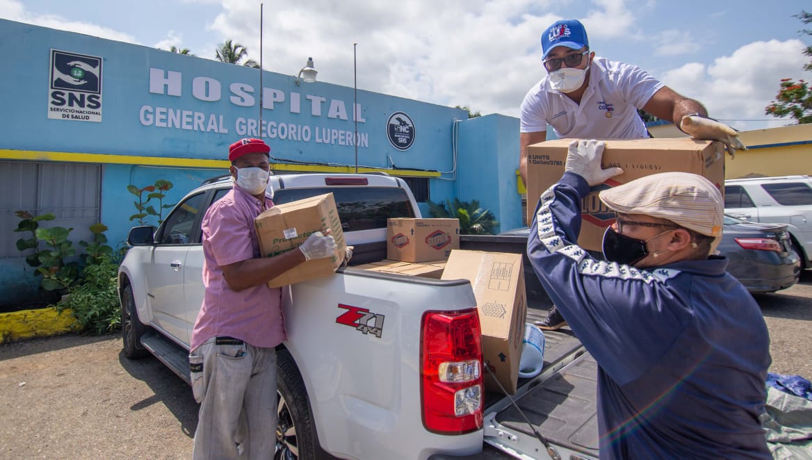 PRM y Abinader entregan alimentos y productos desinfectantes en Asilo de Ancianos y Hospital de Montellano