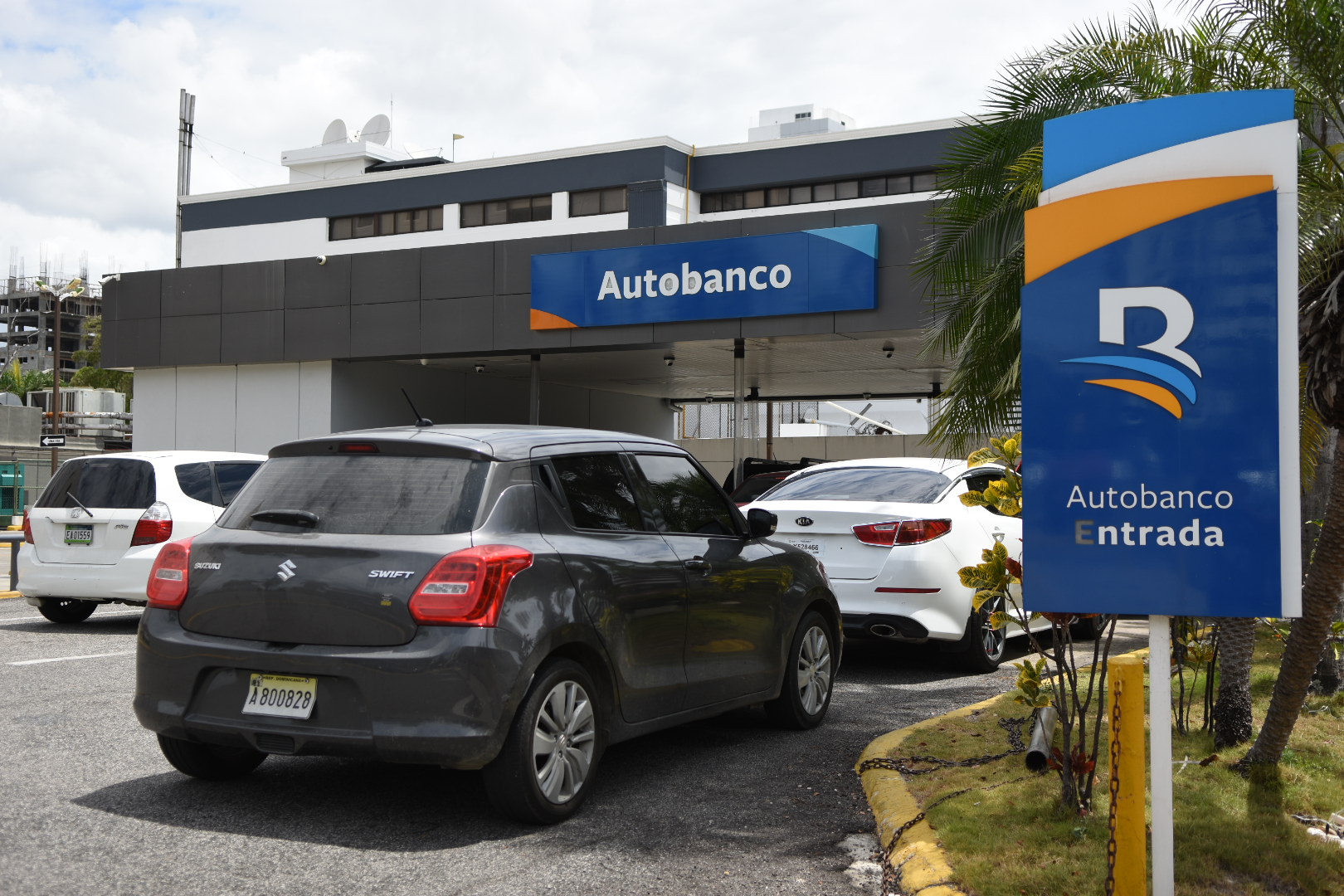 Banreservas acondiciona autobancos para uso peatonal