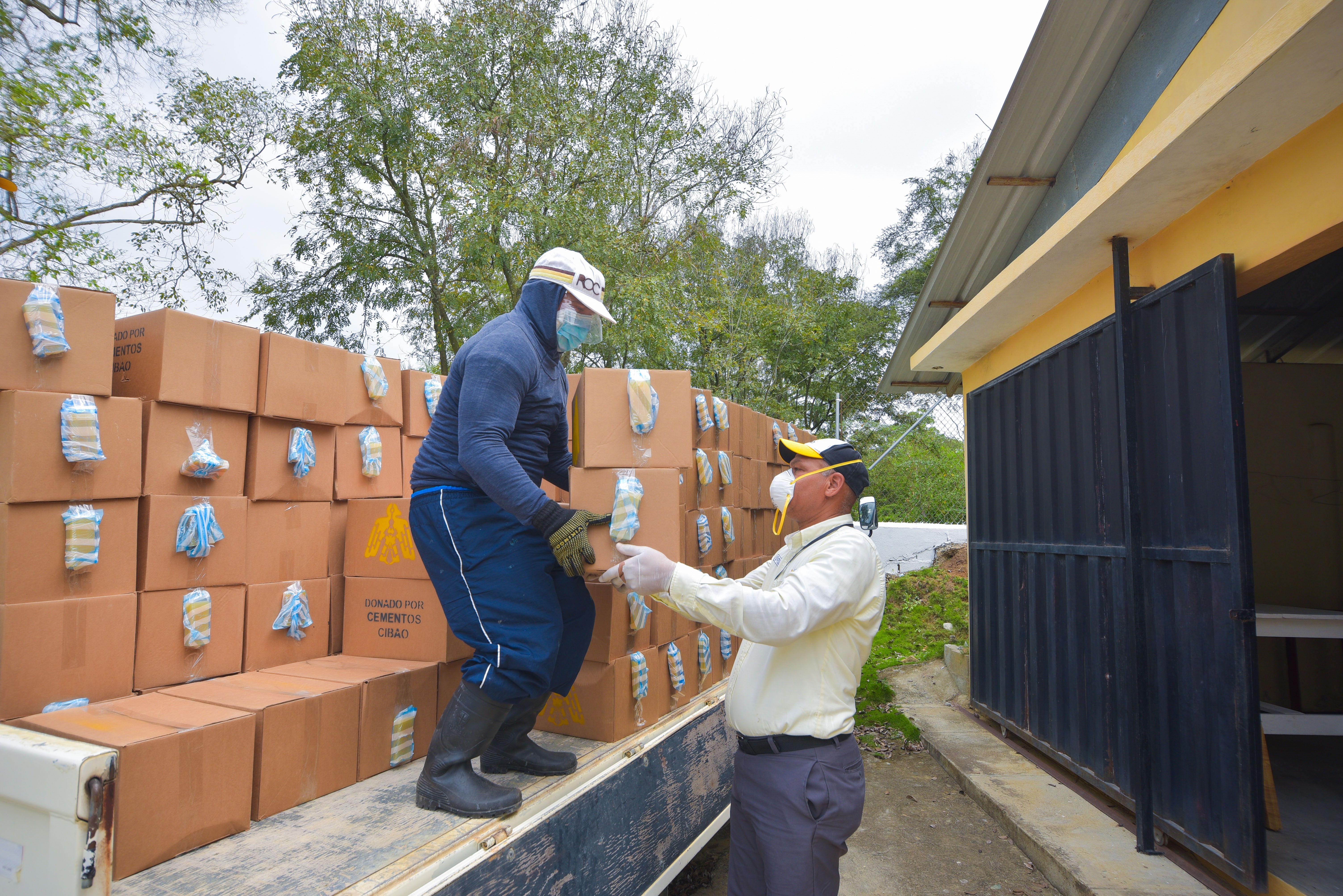 Cementos Cibao dona alimentos a más de 800 familias en Baitoa, Puñal y Guayabal en Santiago