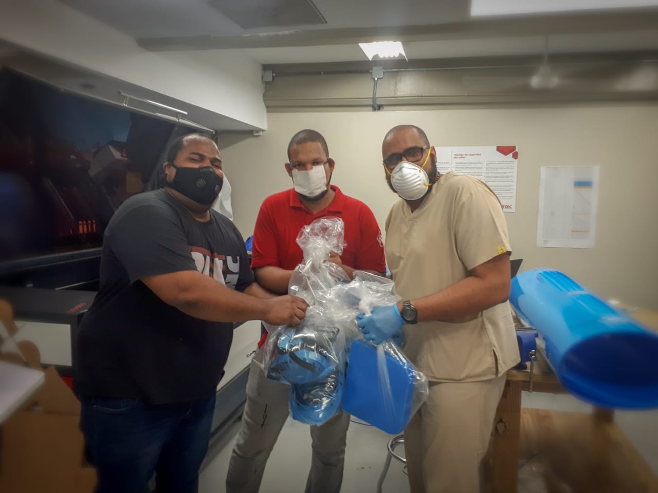 Laboratorios del INTEC fabrican máscaras reutilizables para personal médico; solicitan apoyo para insumos