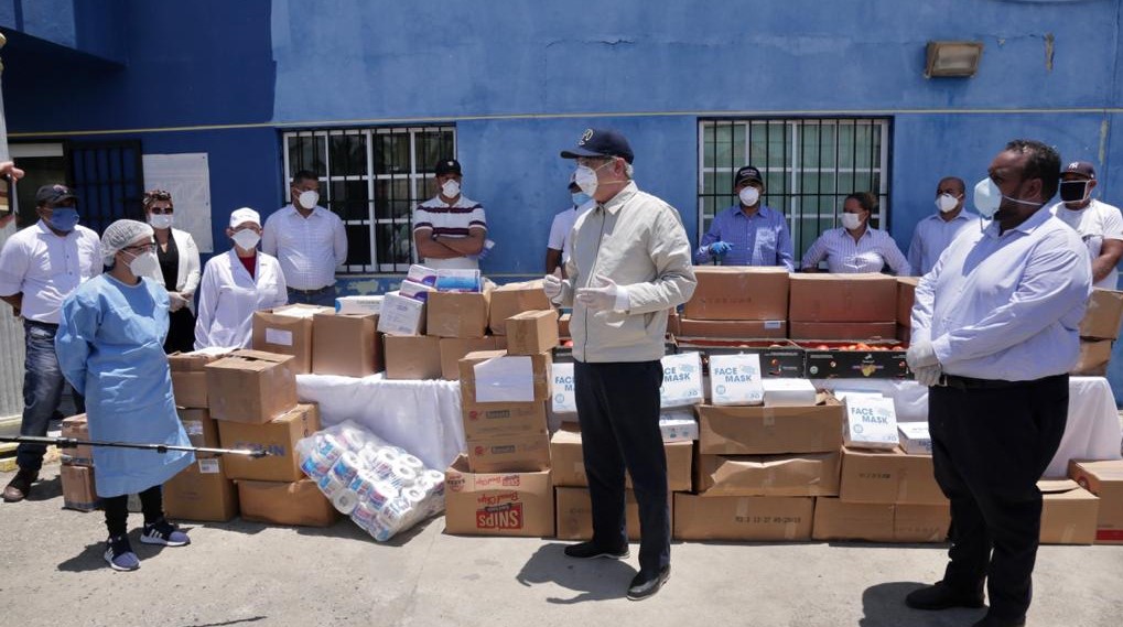 Luis Abinader visita obispo, pastores y movimiento social, entrega ayuda en barrios y hospitales de SFM, Pimentel, Castillo y Villa Riva