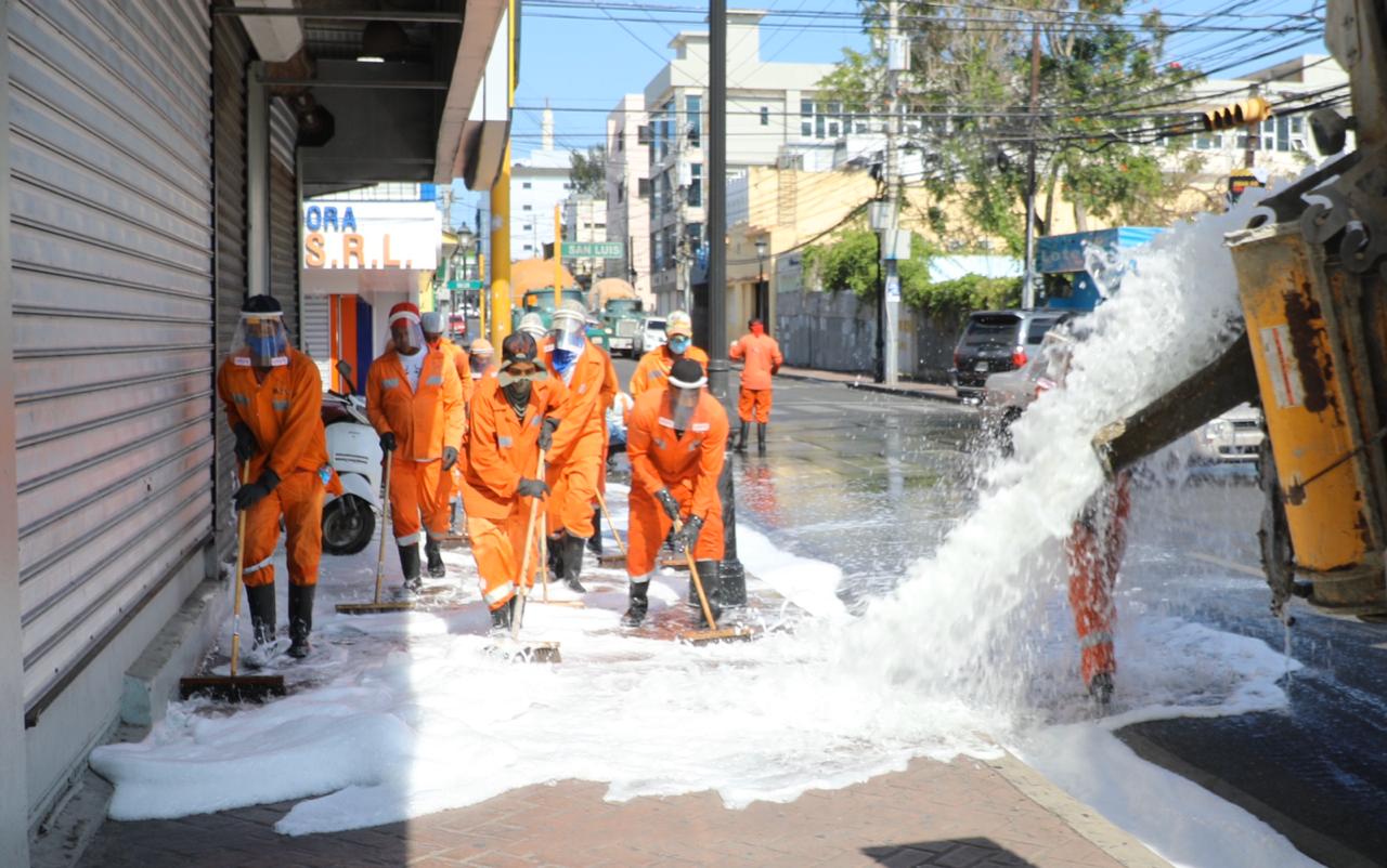 Alcalde Abel Martínez dice concluye primer período trabajando en las calles de Santiago sin dar tregua al Covid-19