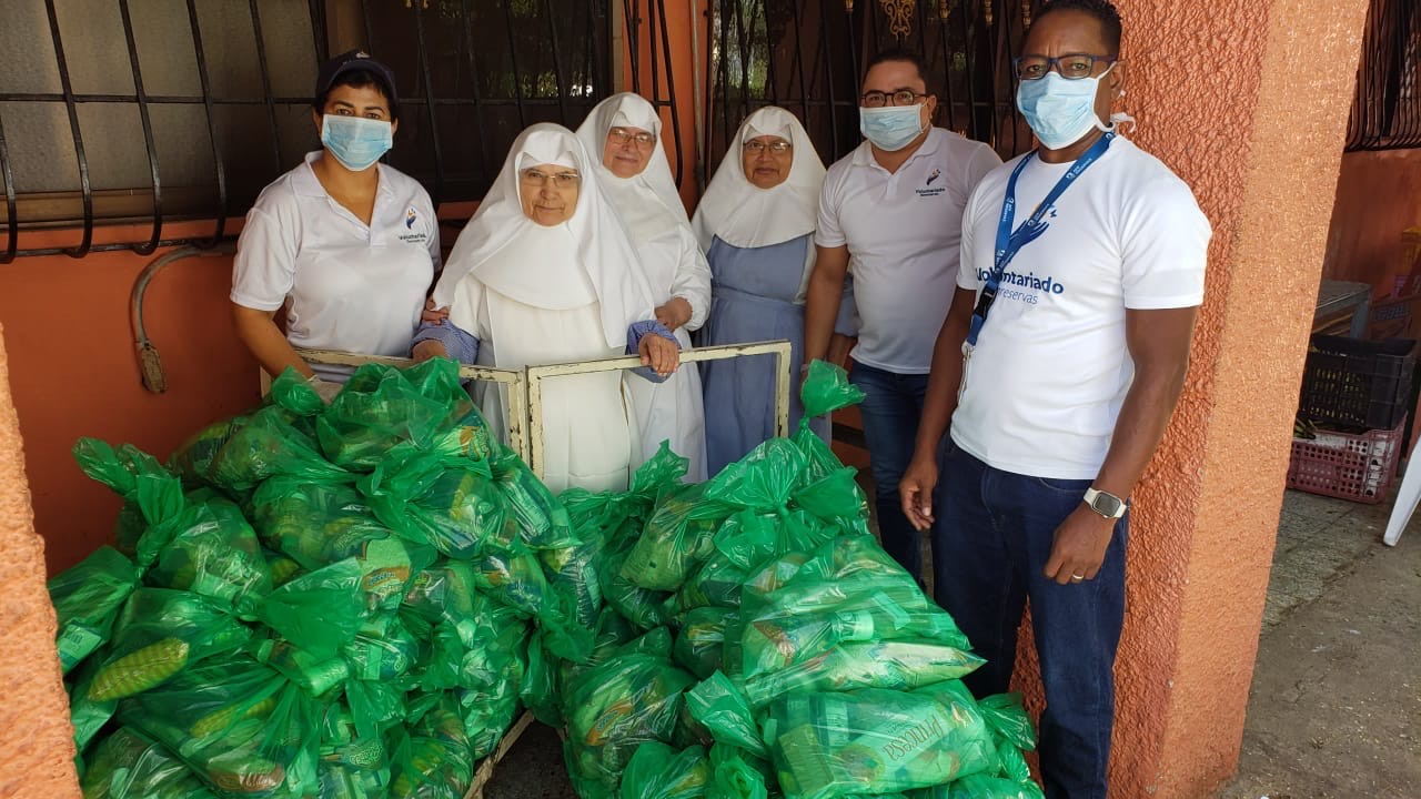 Voluntariado Banreservas dona alimentos a hogar de ancianos y a dos iglesias