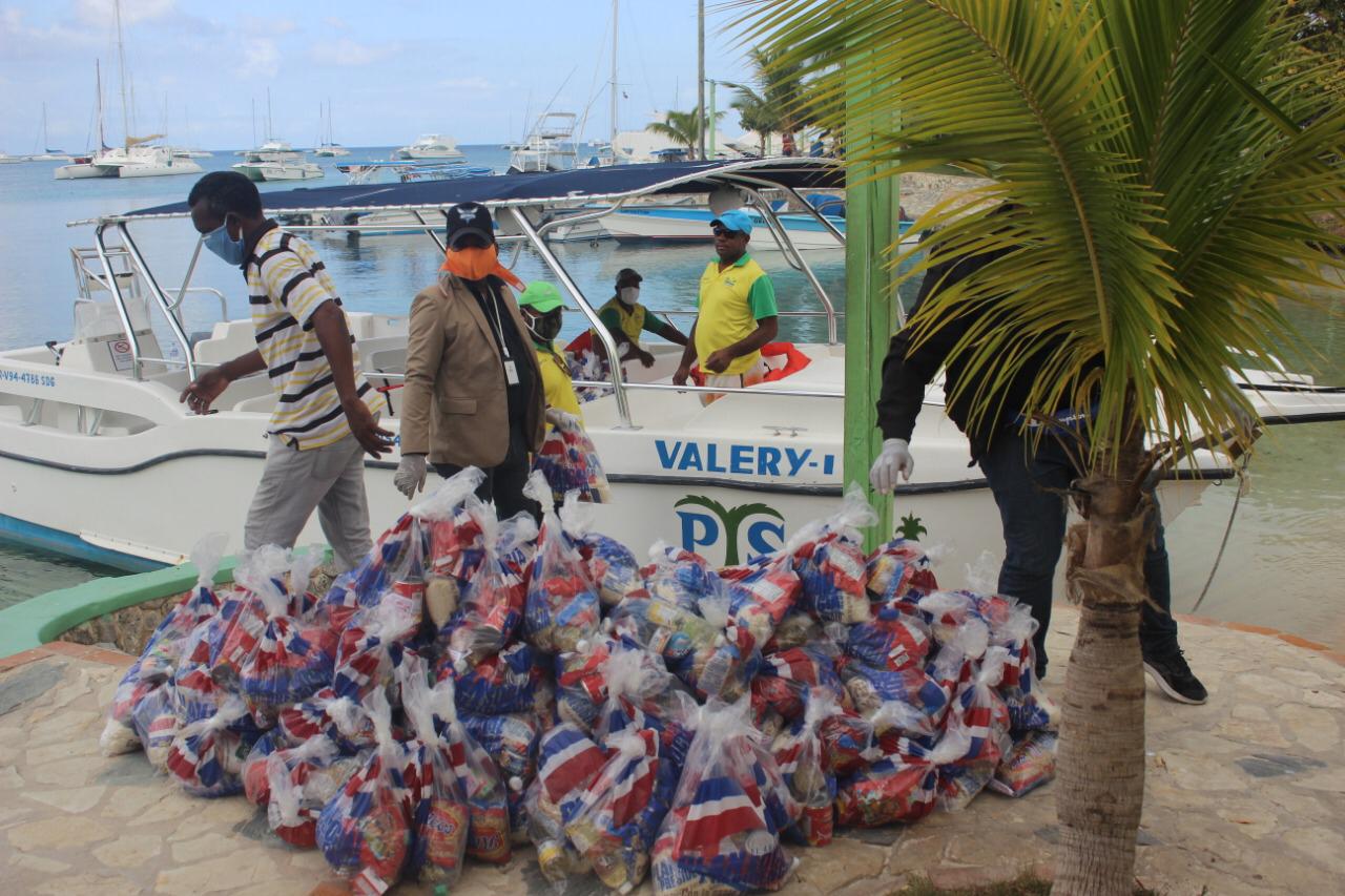 Plan Social asiste con comida seca a más de 120 familias en la Isla Saona