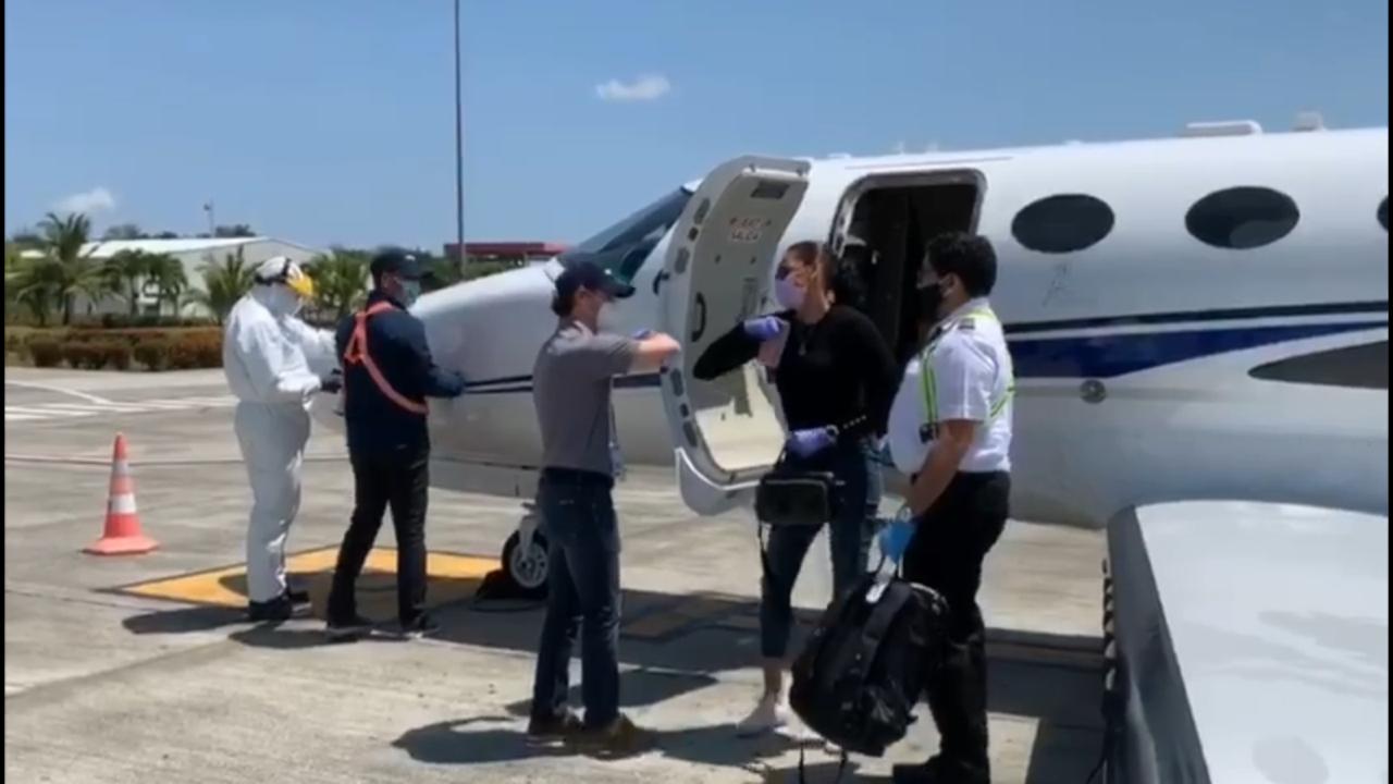 Video | Llegó al país en una aeronave privada de Helidosa procedente de Miami, la integrante de las Reinas del Caribe Gina Mambrú