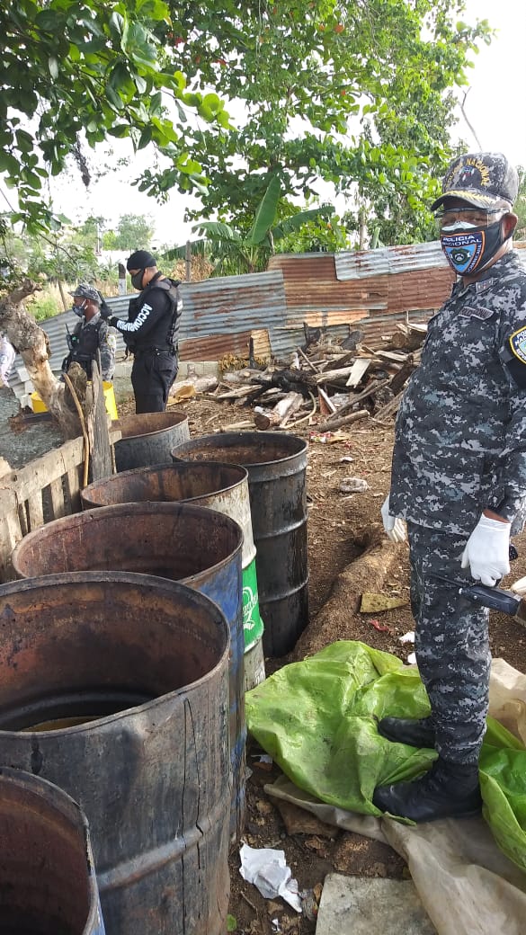 Desmantelan punto clandestino de elaboración de bebidas alcohólicas adulteradas