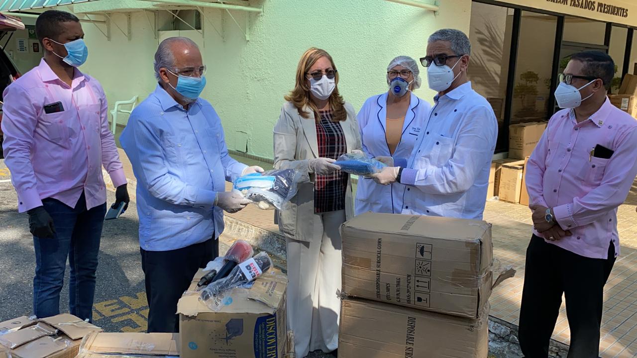 A nombre de Leonel, Sergia Elena entrega al CMD 2000 kits de protección para los médicos