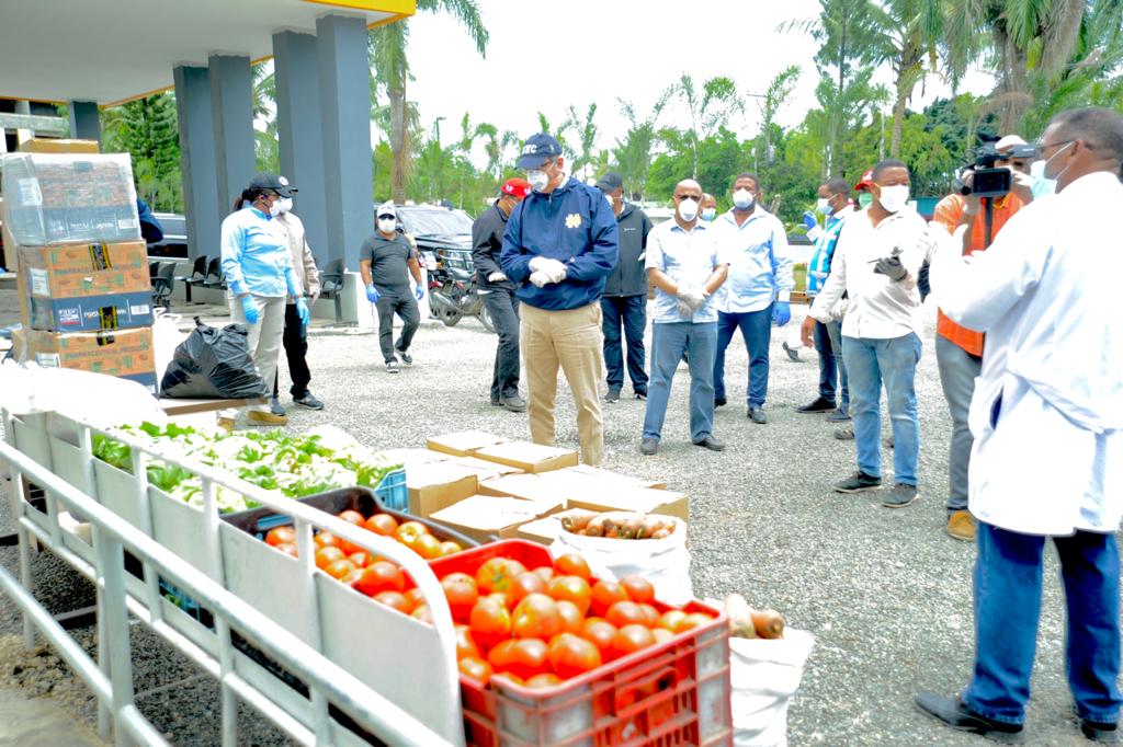 Luis lleva donaciones a centros de ayuda en Guerra; también fumigan y limpian para combatir COVID-19