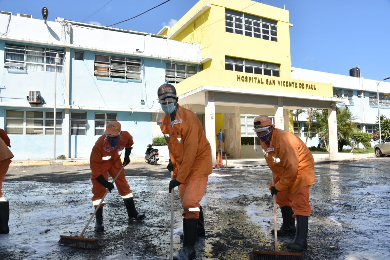 MOPC desinfecta espacios públicos en San Francisco de Macorís