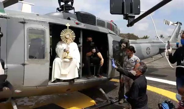 Arzobispo Santo Domingo bendice al pueblo desde helicóptero FF.AA.