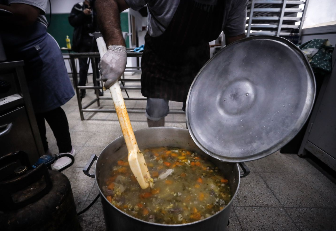 El Gobierno argentino paga con sobreprecios alimentos para comedores sociales