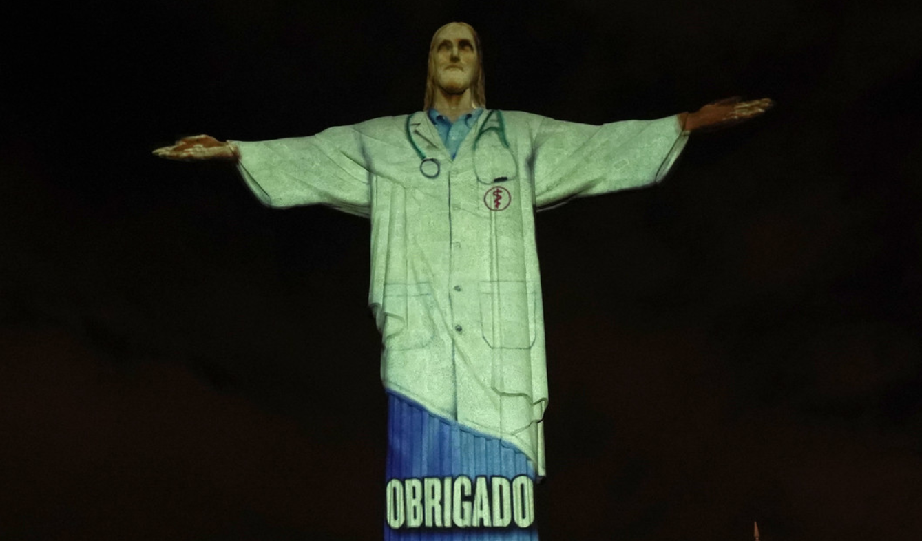 El Cristo Redentor de Brasil se 'viste' de médico en agradecimiento al personal que lucha contra la pandemia
