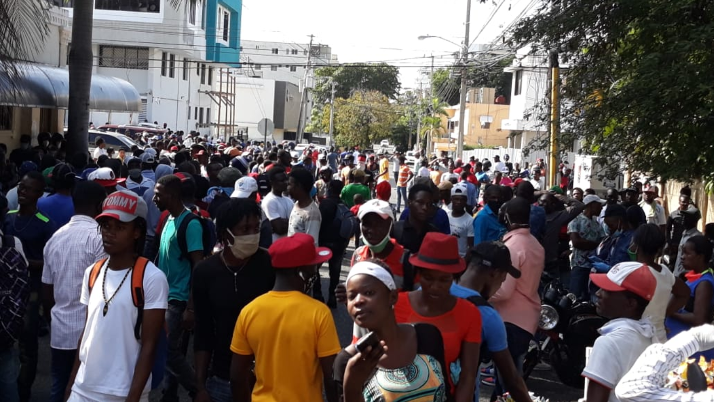 Videos | Multitud acude a embajada haitiana en el país a pedir ayuda de su gobierno
