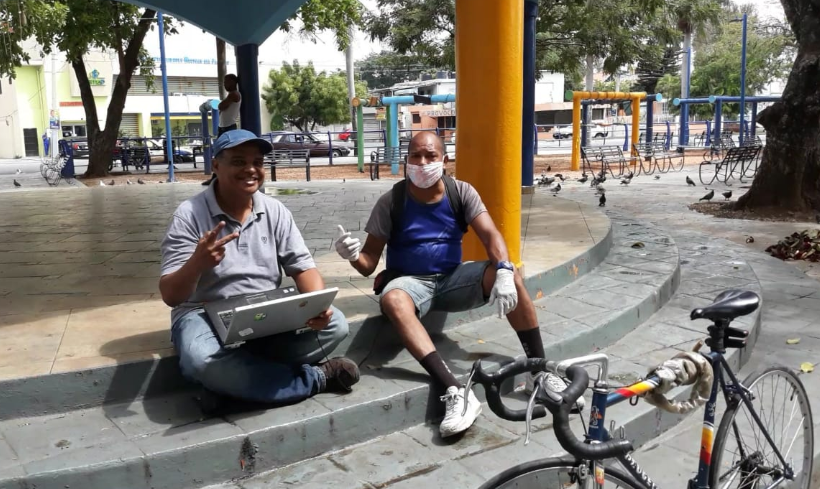 Video | Personas salen a recrearse y a conectarse a wifi en parques a pesar del llamado a quedarse en casa