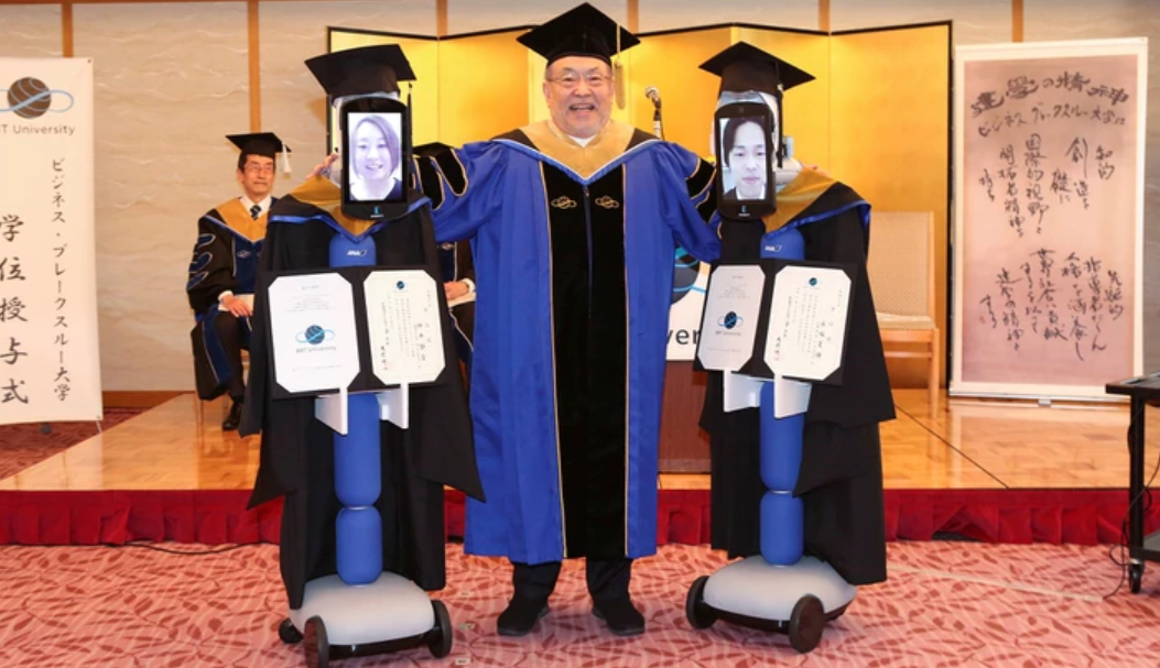 En una universidad japonesa organizaron una ceremonia de entrega de diplomas virtual con robots a control remoto