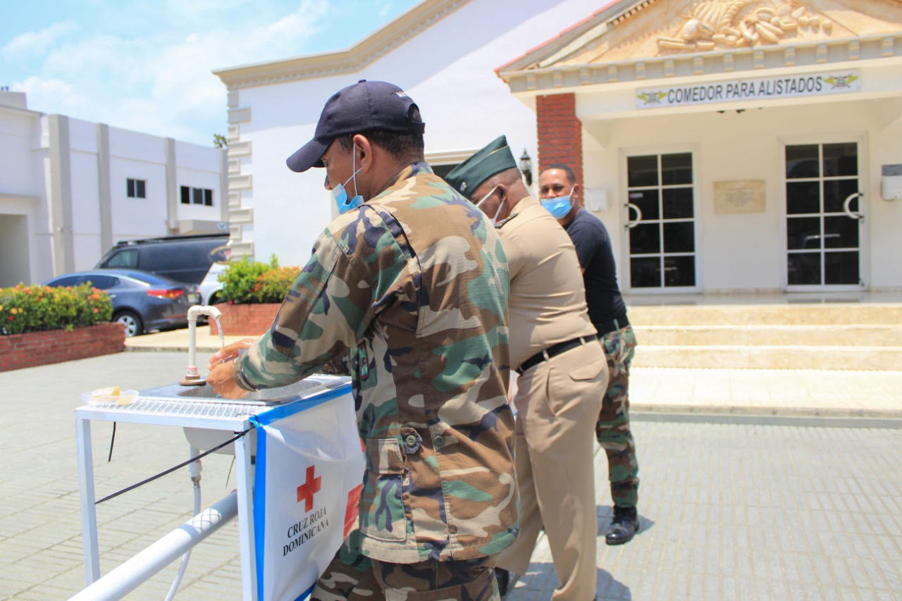 Cruz Roja instala lavamanos en el Ministerio de Defensa para prevenir contagio del COVID-19