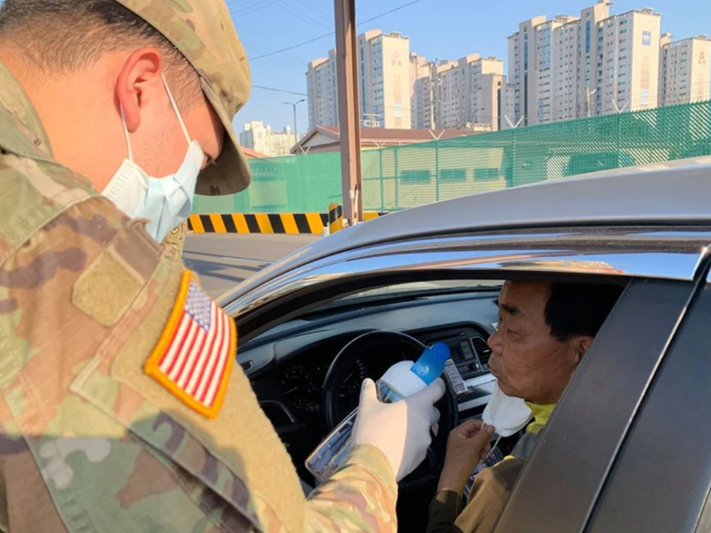 “La prueba del vinagre”: militares estadounidenses aplican un sencillo test para intentar detectar el coronavirus sin fiebre