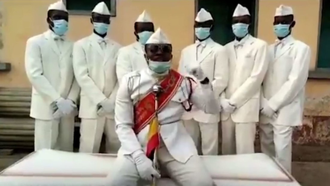Video | Los protagonistas del famoso meme del ataúd agradecen la labor del personal sanitario durante la pandemia
