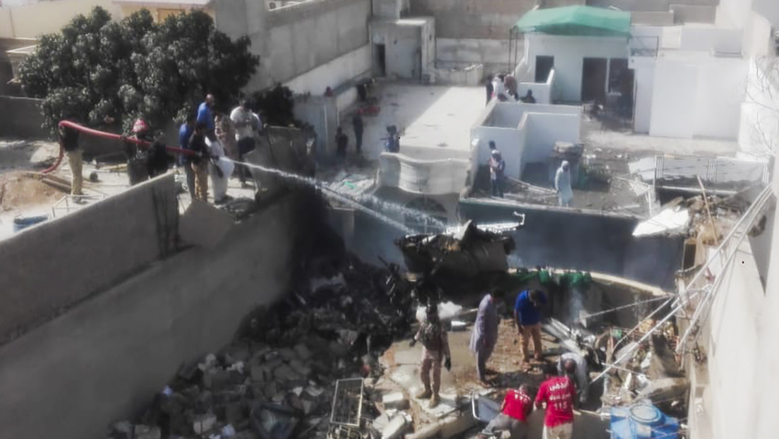 Video | Primeras imágenes desde el lugar donde se estrelló un avión de Pakistán International Airlines con 107 personas a bordo