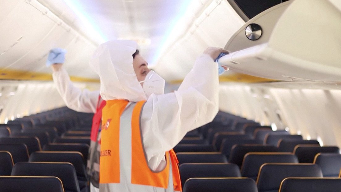 Video | Así es como se propaga el coronavirus en un avión si se evita el uso de mascarillas