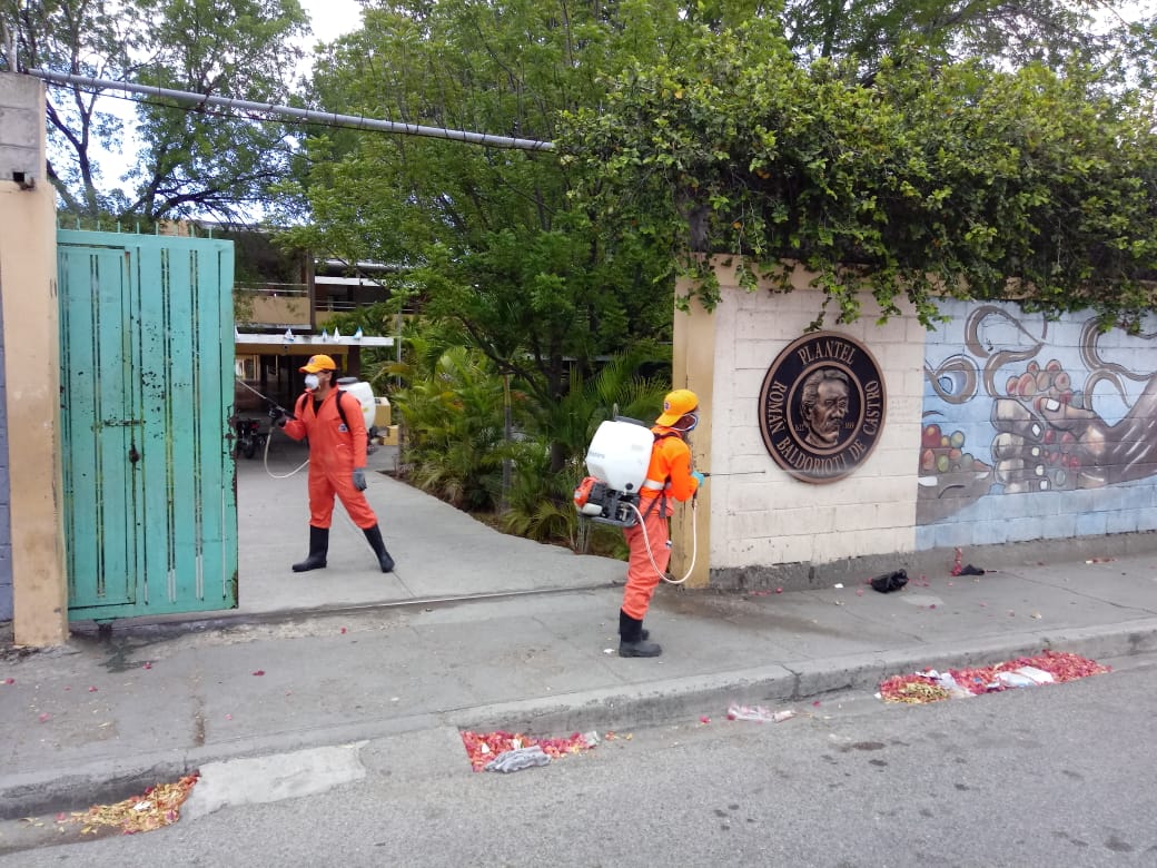 Ministerio de Educación y Defensa Civil realizan jornada de desinfección en escuelas de Azua