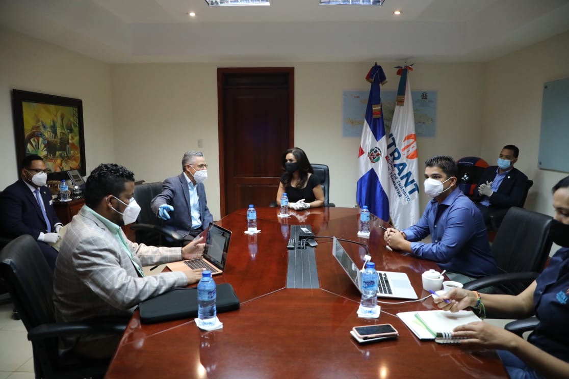 Directora del INTRANT presenta planes solución movilidad alcalde de Santo Domingo Este