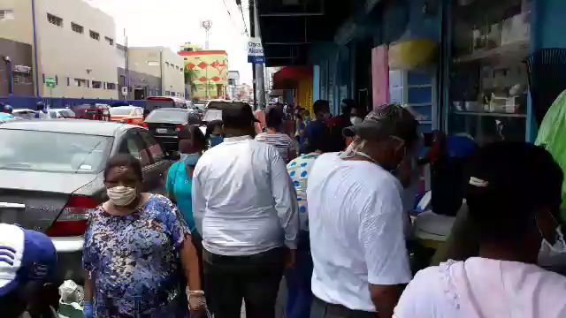 Videos | Personas abarrotan comercios de la Duarte y Villa Consuelo en primer día de reapertura
