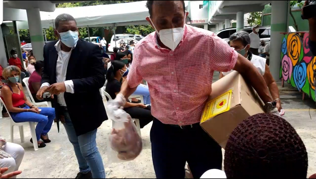 Videos | Dr. Cruz Jiminián entrega alimentos a personas necesitadas