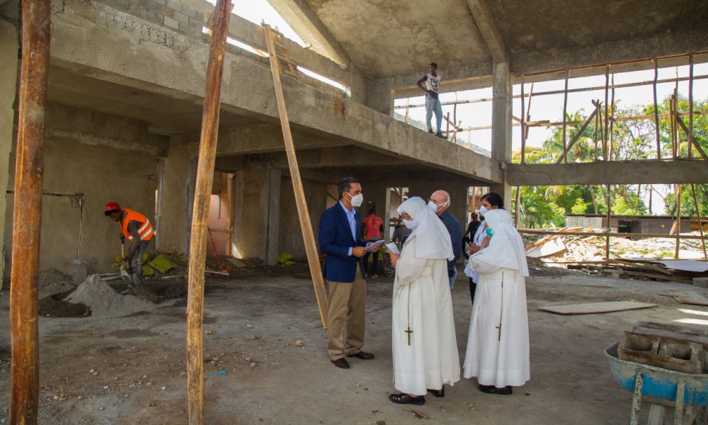 Hogar “San Francisco de Asís” recibe totalidad de recursos prometidos en Visita Sorpresa para construcción de iglesia