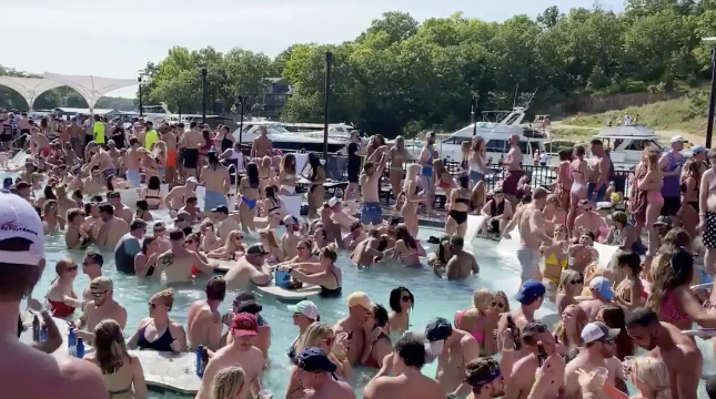 Videos | Cientos de personas asisten a una fiesta en una piscina en plena pandemia en EE.UU.