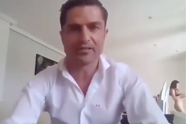 Periodista pillado en supuesta infidelidad luego de que mujer semidesnuda se colara en su video en directo