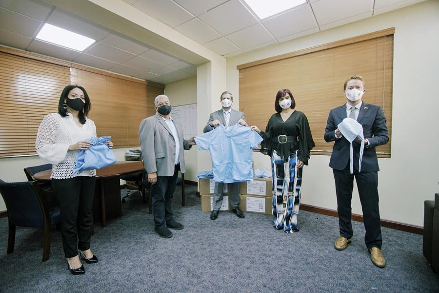 Embajada de los EEUU y FUNMODAIN donan indumentaria médica al SNS