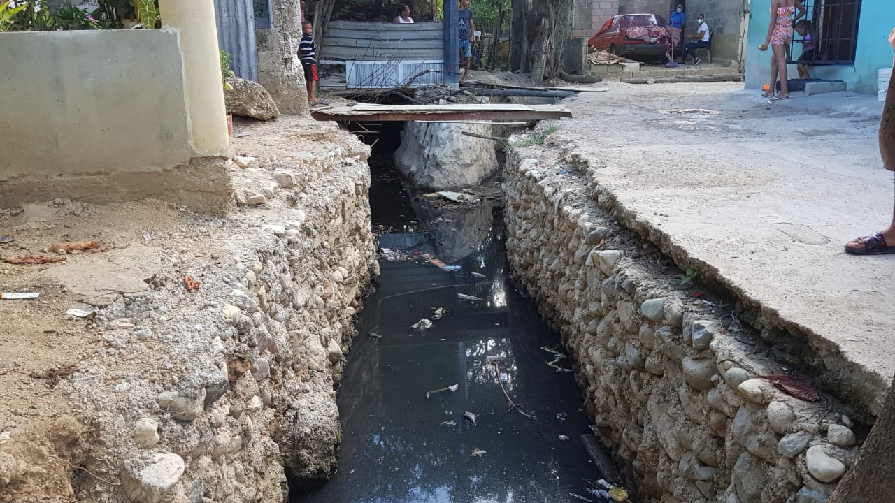 Videos | Moradores de Haina desesperados por hedor de una cañada que penetra a sus viviendas