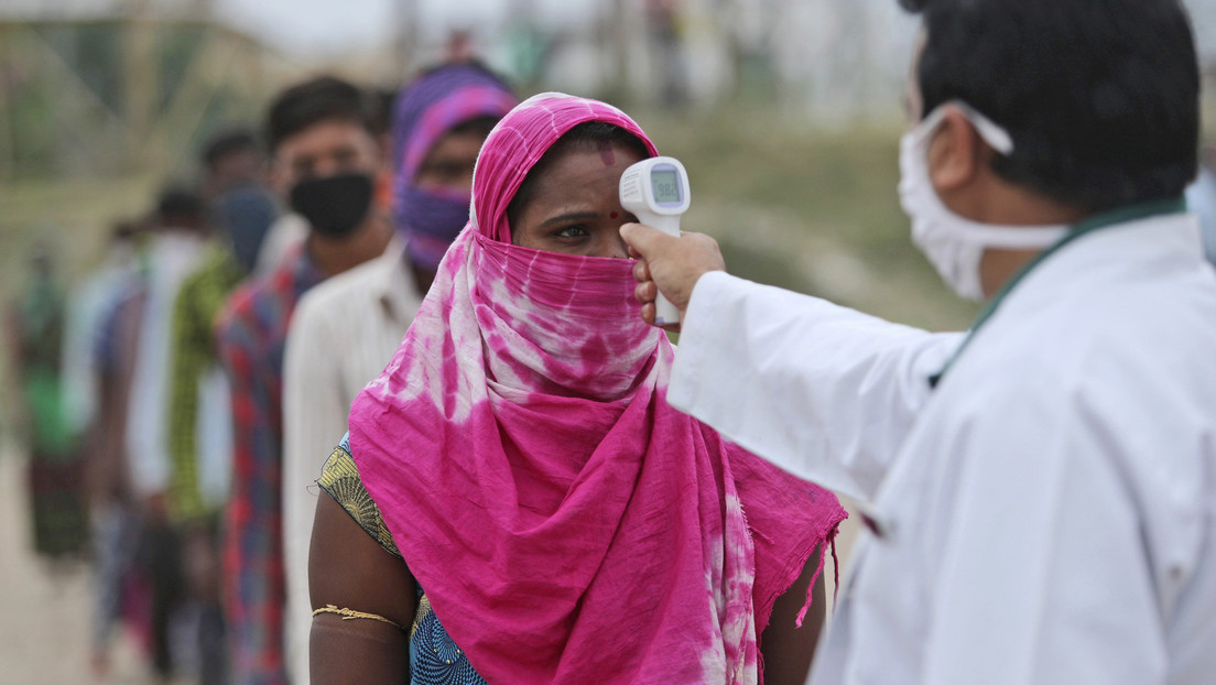 Besaba las manos de sus seguidores para 'salvarlos' del coronavirus y muere por la enfermedad en la India