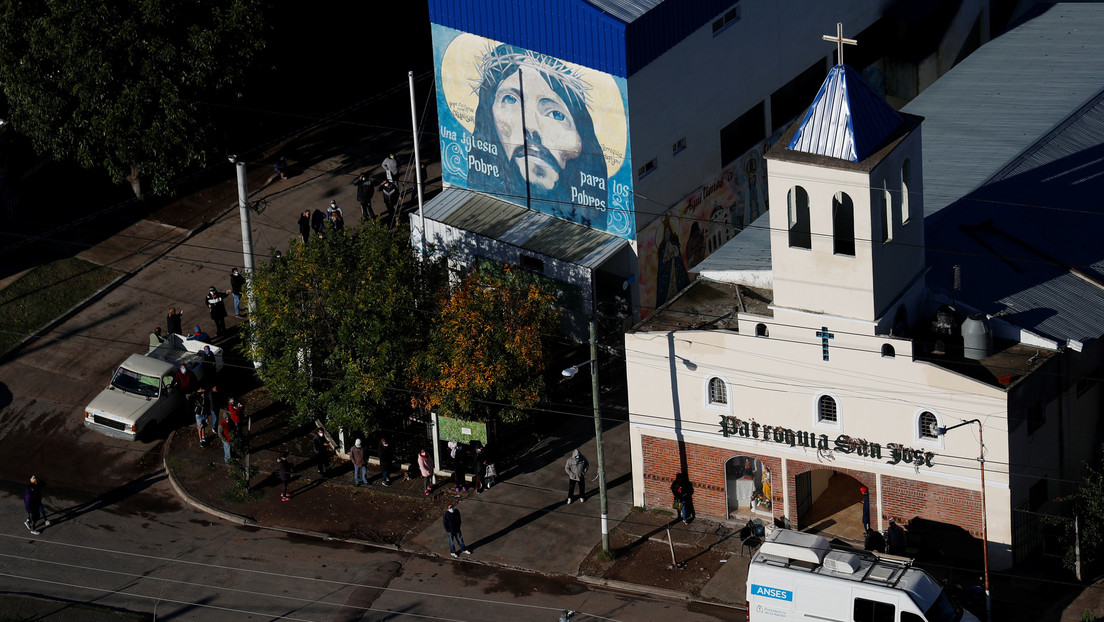 Una iglesia argentina abre como un bar y los pastores se visten de camareros para protestar contra las restricciones por la pandemia