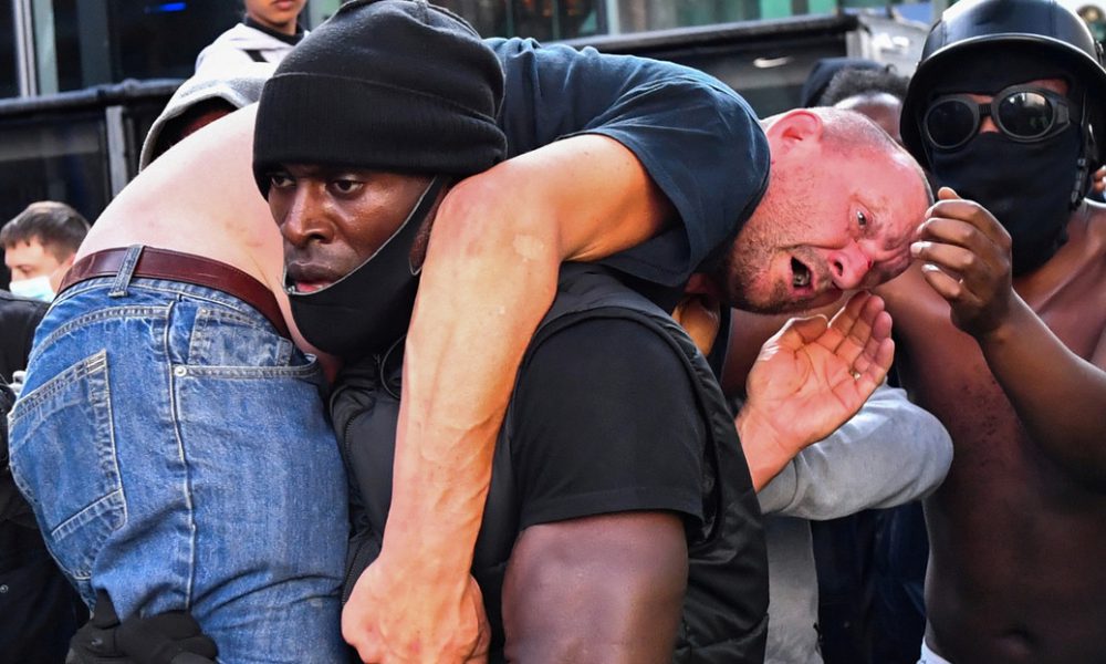 Video | Un hombre negro rescata a un manifestante blanco herido de una multitud, cargando con él sobre sus hombros