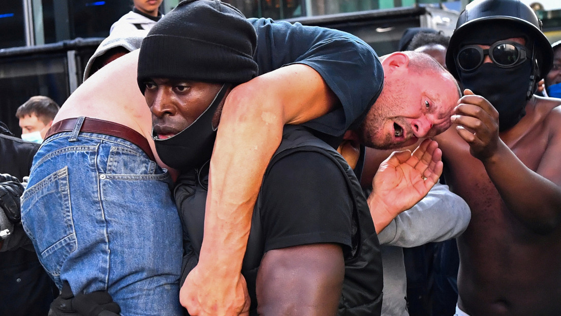 Video | Un hombre negro rescata a un manifestante blanco herido de una multitud, cargando con él sobre sus hombros
